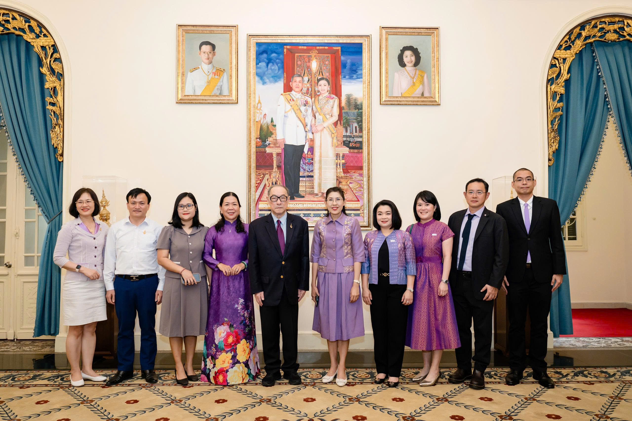 PMCA - ທົດສະວັດແຫ່ງການເຊີດຊູບັນດາ “ຄູອາຈານທີ່ໄດ້ປ່ຽນແປງຊີວິດ”