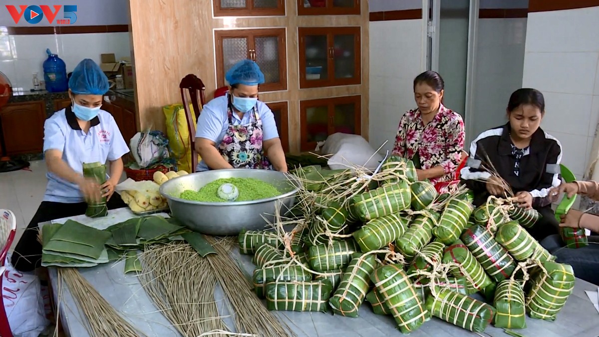 OCOP ວີ້ງລອງ- ຍົກ​ລະ​ດັບ​ເປັນ “ທູດ​ບ້ານ​ເກີດ​ເມືອງນອນ” ຈາກ​ຜະ​ລິດ​ຕະ​ພັນ​ຂອງ​ເຂດ​ຊົນ​ນະ​ບົດ