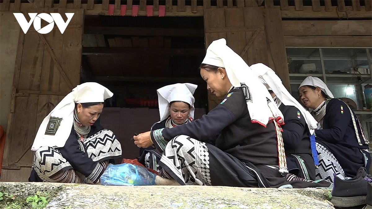 ຮັກ​ສາ​ອາ​ຊີບ​ຫັດຖະກຳຖັກ​ແສ່ວ​​ຂອງ​ຊາວ​ເຜົ່າ ​ຢ້າວ​ຕຽນ ​ຢູ່​ເຂດ​ຈອມ​ ແດ່ວ​ຢໍ