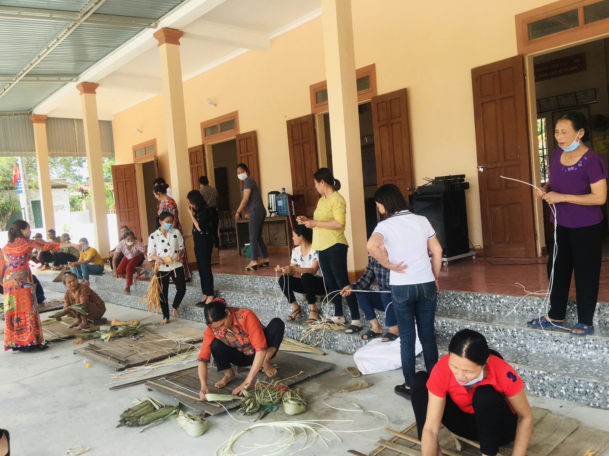 ຮັກ​ສາ​ຈຸດ​ພິ​ເສດ​ສະ​ເພາະ​ຂອງອາຊີບຫຍິບເສື້ອຄຸມທີ່ເຮັດດ້ວຍໃບໄມ້