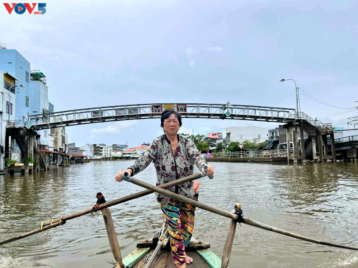 ສຽງ​ເອີ້ນ​ເຮືອ​ນ້ອຍດັງກ້ອງ​ຢູ່​ຖະ​ໜົນ