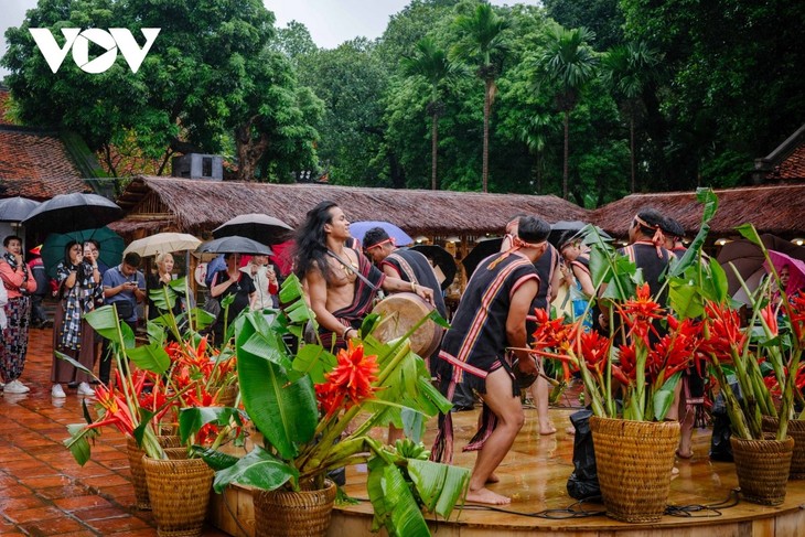 Festival ທັງລອງ - ຮ່າໂນ້ຍ 2025: ພາບທີ່ເຕັມໄປດ້ວຍສີສັນວັດທະນະທຳທີ່ໄດ້ເຕົ້າໂຮມຢູ່ ວັນມຽວ