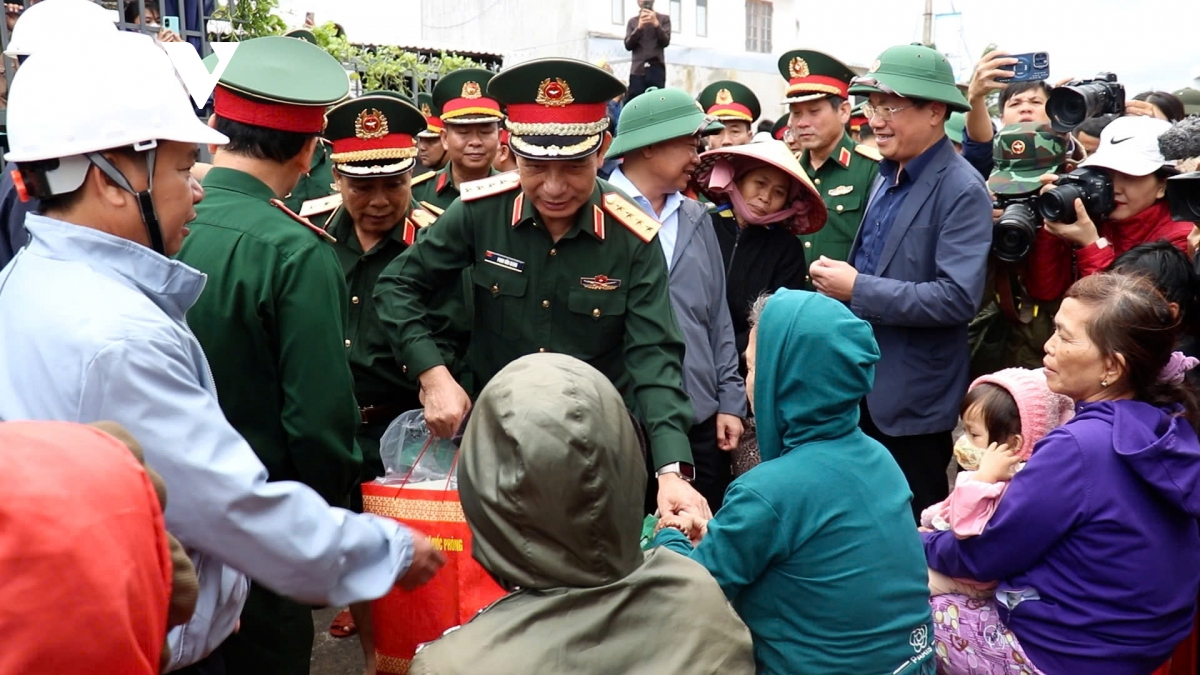 ຄະນະຂົນຂວາຍການກູ້ໄພກູ້ຊີບສູນກາງຈັດແບ່ງຈຳນວນເງິນ 80 ຕື້ດົ່ງໜູນຊ່ວຍ 4 ແຂວງແກ້ໄຂຜົນເສຍຫາຍຈາກຝົນຕົກ, ນ້ຳຖ້ວມ