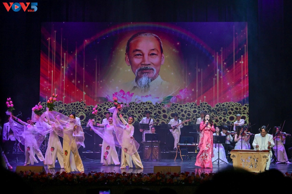 ພິທີສະເຫຼີມສະຫຼອງວັນສະຖາປະນາ ສປປ.ລາວ ຄົບຮອບ 50 ປີ ໄດ້ຈັດຂຶ້ນຢ່າງສົມກຽດຢູ່ ຮ່າໂນ້ຍ