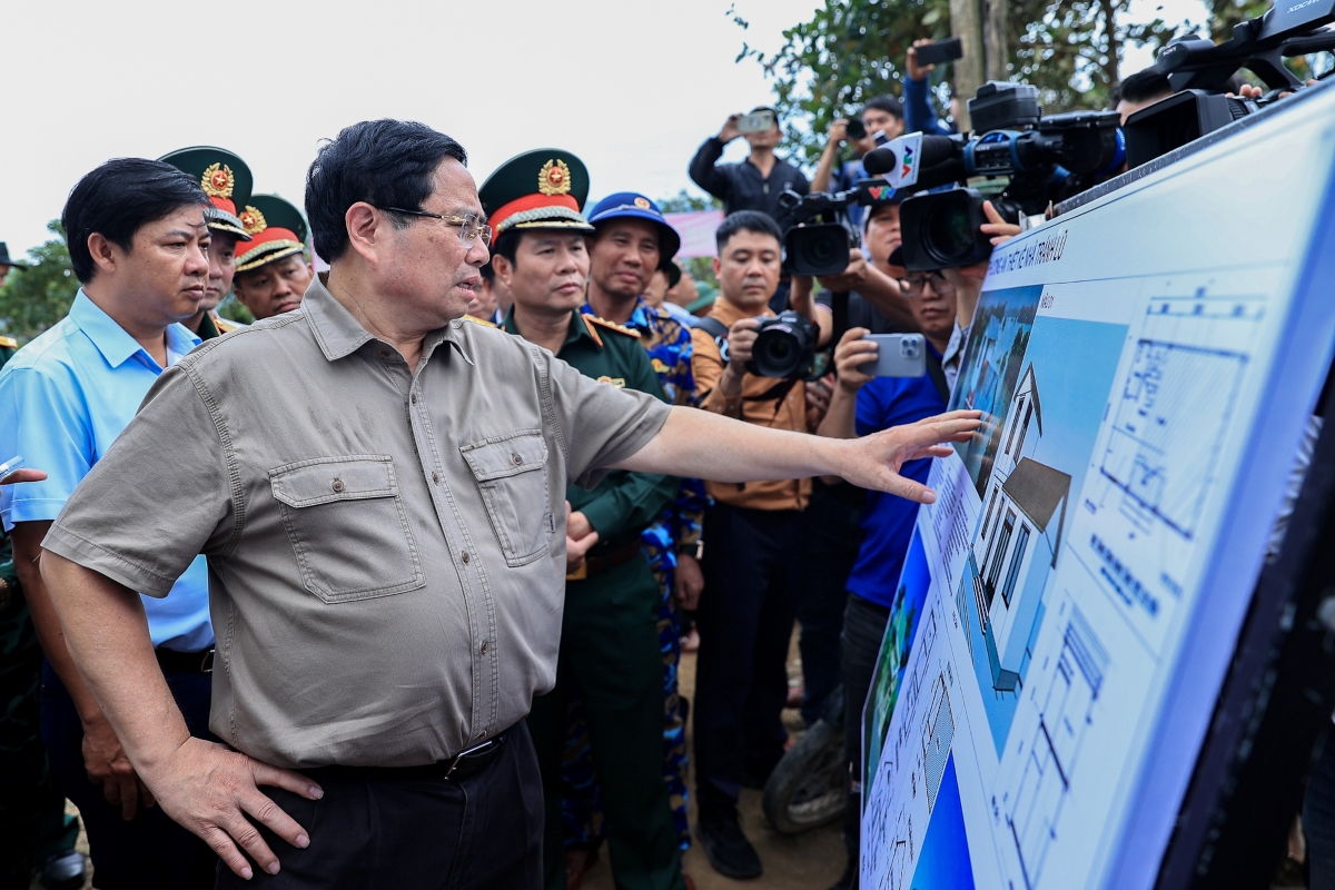 ນາ​ຍົກ​ລັດ​ຖະ​ມົນ​ຕີ​ຮຽກ​ຮ້ອງ​ໃຫ້​ບຸກ​ລະ​ດົມ​ບັ້ນ​ເຄື່ອນ​ໄຫວ​ກໍ່​ສ້າງ​ເຮືອນ​ໂດຍ​ດ່ວນ​ໃຫ້​ແກ່​ປະ​ຊາ​ຊົນ​ຜູ້​ທີ່​ຖືກ​ເສຍ​ຫາຍ​ຍ້ອນ​ພາ​ຍຸນ້ຳ​ຖ້ວມ