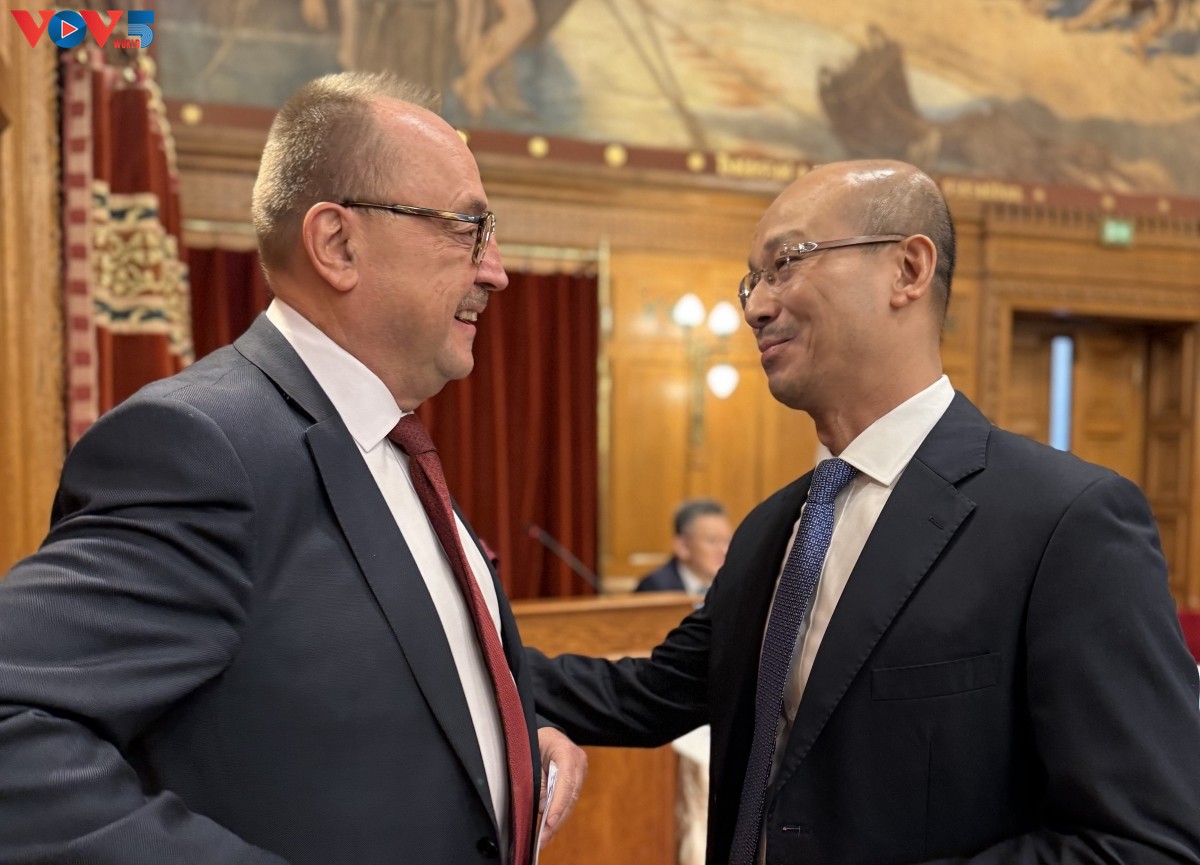 ຫວຽດ​ນາມ ເຂົ້າ​ຮ່ວ​ມ​ເວ​ທີ​ປາ​ໄສ ການ​ເມືອງ ອາ​ຊີ - ເອີ​ຣົບ ຄັ້ງ​ທີ 6 ຢູ່ ຮຸງ​ກາ​ຣີ