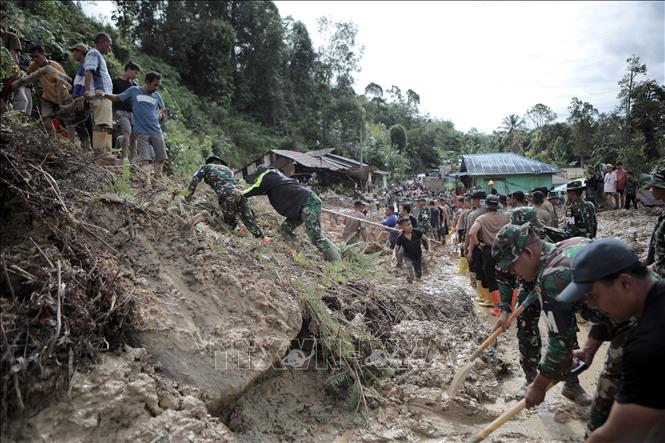 ມີ​ຜູ້​ເສຍ​ຊ​ີ​ວິດ​ຫຼາຍກ່​ວາ 800 ຄົນ​ຍ້ອນ​ພາ​ຍຸ​ນ້ຳ​ຖ້ວມ​ຢູ່​ອາ​ຊີ​ໃຕ້