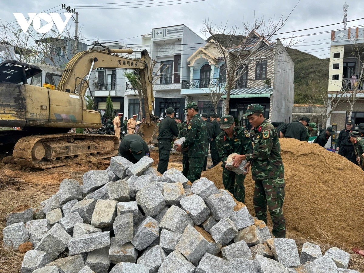 ທະຫານກອງພົນໃຫຍ່ 34 ຍູ້ໄວຄວາມຄືບໜ້າກໍ່ສ້າງເຮືອນຢູ່ໃຫ້ແກ່ປະຊາຊົນ ຢາລາຍ ພາຍຫຼັງພາຍຸ, ນ້ຳຖ້ວມ