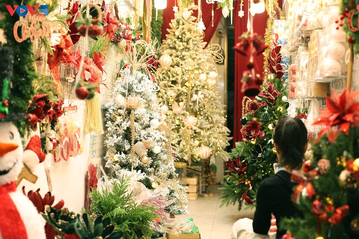 ວັນບຸນຄຼິດສະມາດ ຮ່າໂນ້ຍ ສວຍງາມຍິບຍັບ