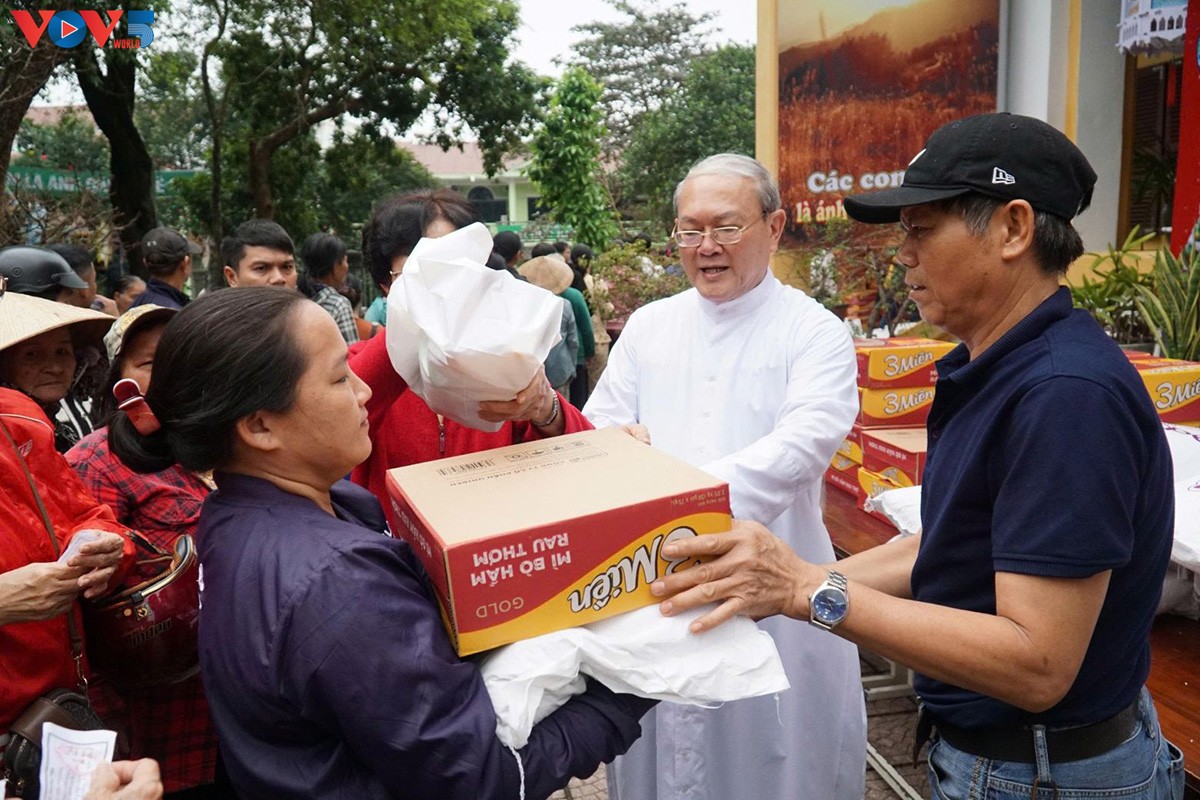 ບັນ​ຍາ​ກາດທີ່​ອົບ​ອຸ່ນຂອງວັນ​ບຸນ​ຄຼິດ​ສະ​ມາດ​​​ແຜ່​ກະ​ຈ​າຍ​ໃນ​ທົ່ວ​ຖະ​ໜົນ​ສາຍ​ຕ່າງໆ​ຢູ່​ໃຈ​ກາງ​ນະ​ຄອນ ເຫວ້