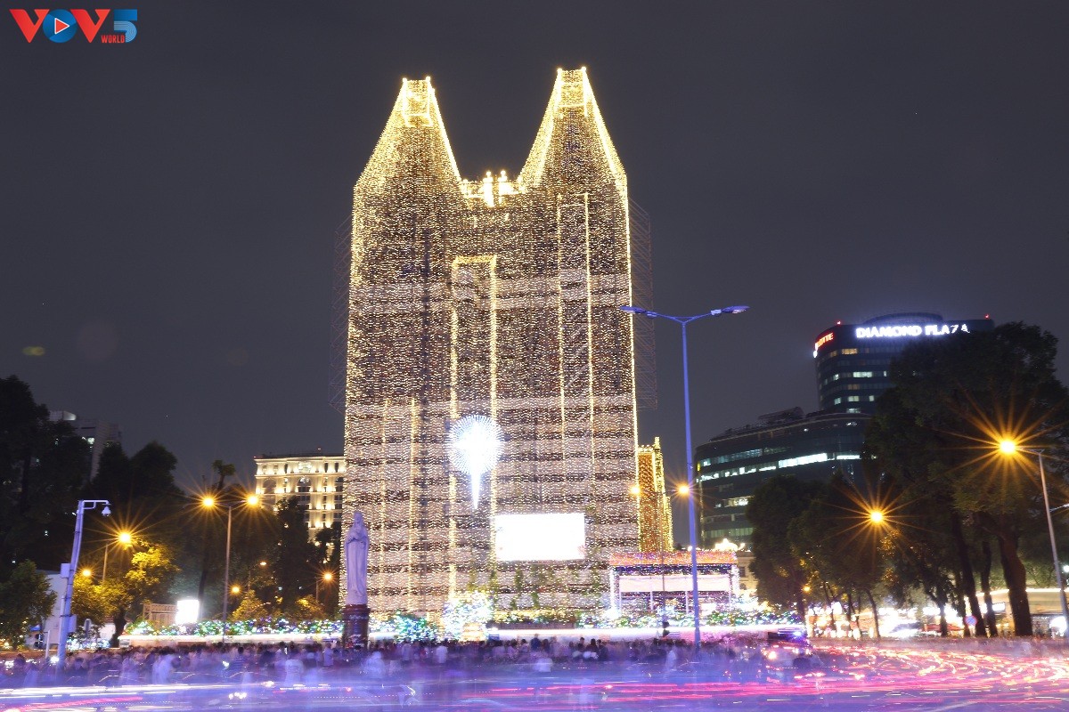 ບັນຍາກາດວັນບຸນຄຼິດສະມາດຟົດຟື້ນໃນທົ່ວປະເທດ