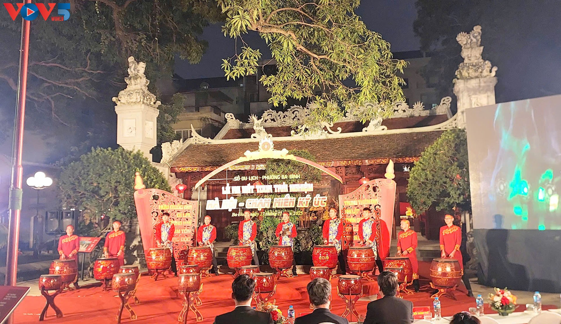 ລາຍການທ່ອງທ່ຽວລົງຕົວຈິງທີ່ເປັນເອກະລັກສະເພາະ “ຮ່າໂນ້ຍ - ສຳຜັດຄວາມຊົງຈຳ” ຕ້ອນຮັບປີໃໝ່