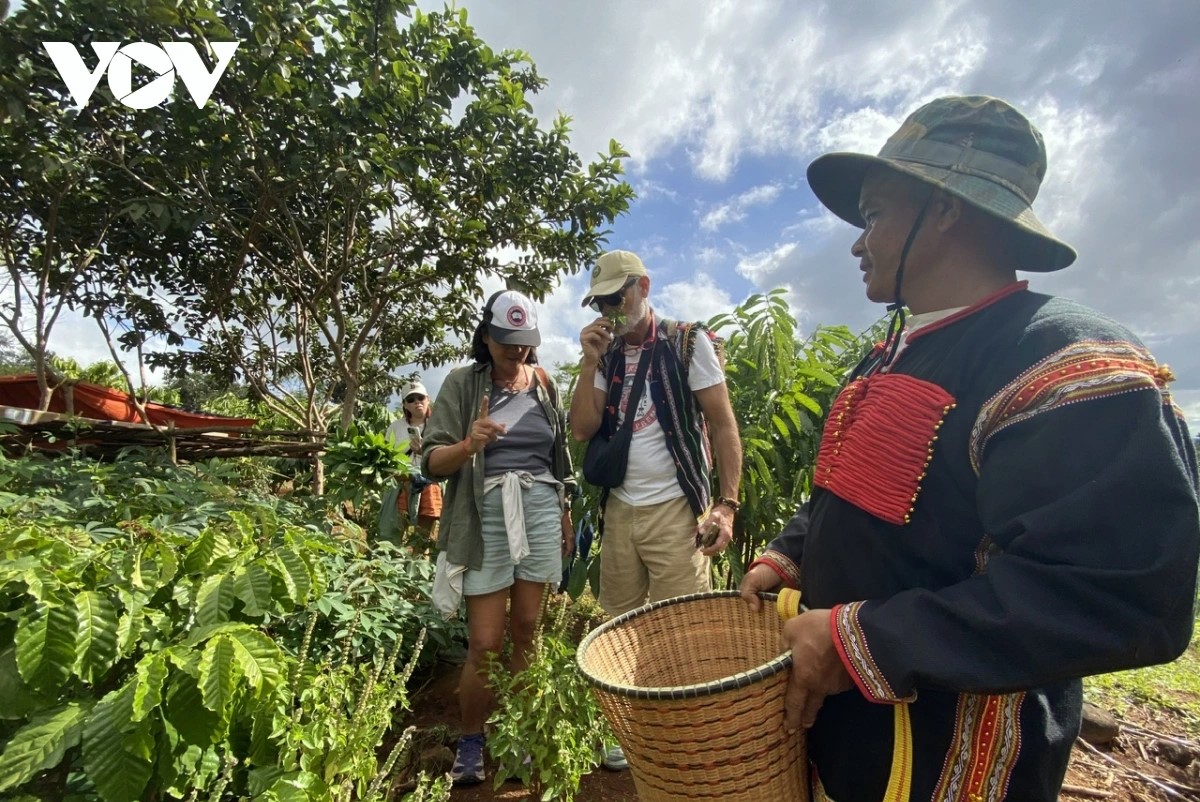 ການ​ທ່ອງ​ທ່ຽວ​ໝູ່​ບ້ານ ເອ​ເດ ບົນ​ເສັ້ນ​ທາງ​ແຫ່ງ​ການ​ເຊື່ອມ​ໂຍງ​ເຂົ້າ​ກັບ​ສາ​ກົນ