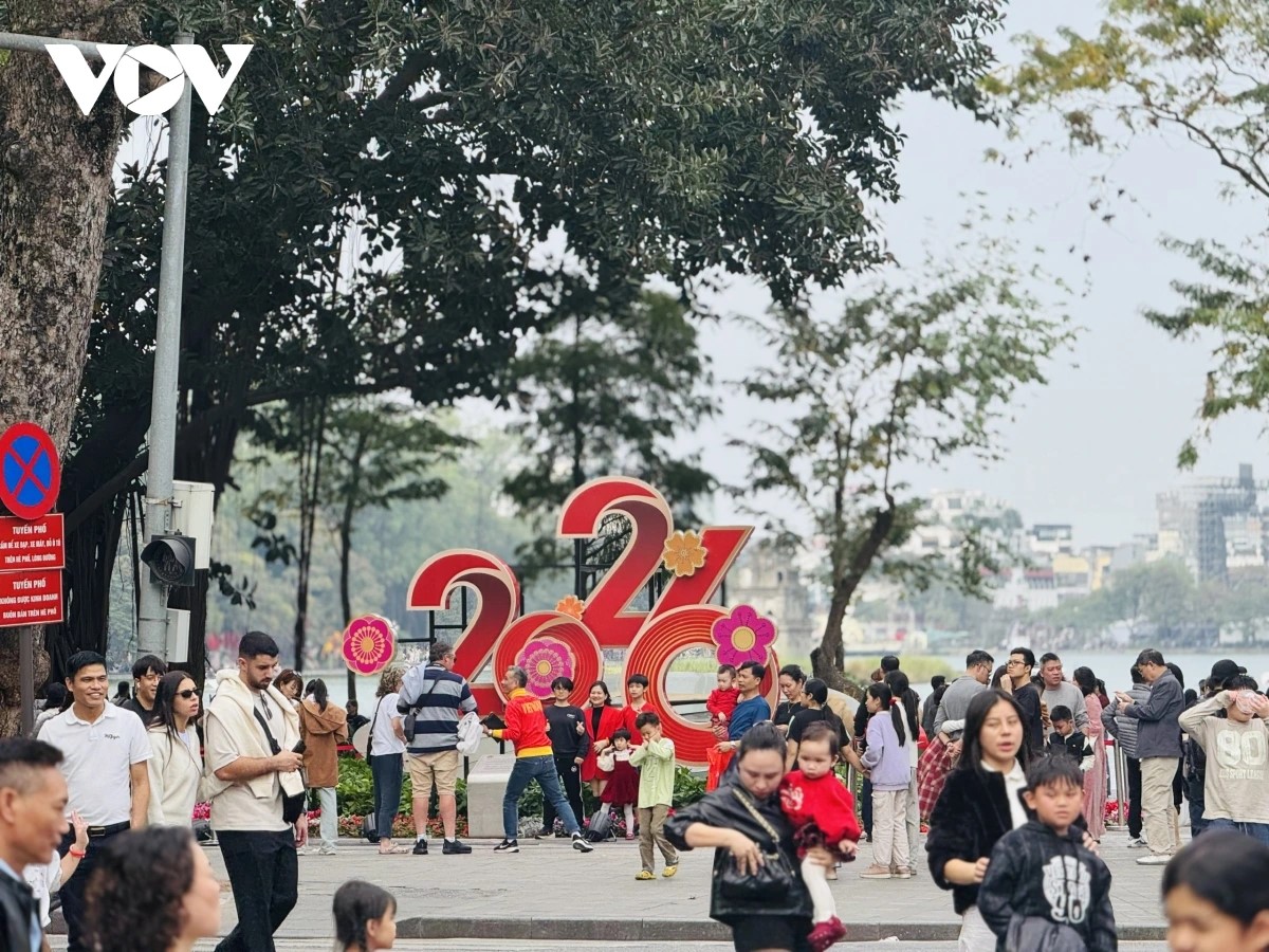 ການ​ທ່ອງ​ທ່ຽວ ຮ່າ​ໂນ້ຍ ບຸກ​ທະ​ລຸ​ຢ່າງ​ແຮງ​ຍາມ​ຕົ້ນ​ປີ 2026: ບັນ​ລຸ​ລາຍ​ຮັບ​ກວ່າ 2.000 ຕື້​ດົ່ງ​ໃນ​ໂອ​ກາດ​ບຸນ​ປີ​ໃໝ່​ສາ​ກົນ