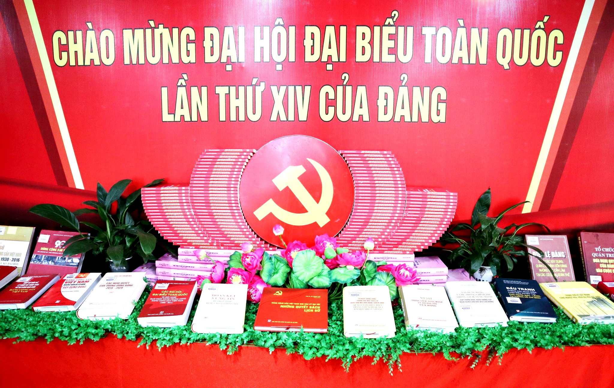 ຖະ​ແຫຼງ​ຂ່າວ​ໃຫ້​ສື່ມວນ​ຊົນ​ລາວ ກ່ຽວ​ກັບ​ບັນ​ດາ​ບຸກ​ທະ​ລຸ​ຂອງກອງ​ປະ​ຊຸມ​ໃຫຍ່​ຄັ້ງ​ທີ XIV ຂອງ​ພັກ​ກອມ​ມູ​ນິດ ຫວຽດ​ນາມ