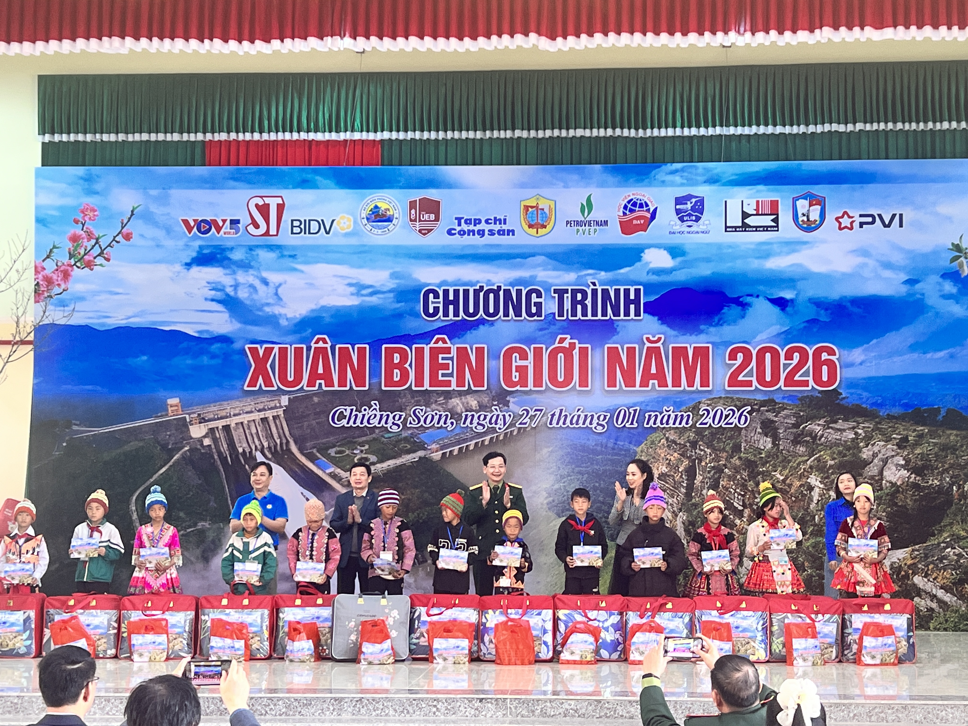 ນຳ​ເອົາ​ບຸນ​ປີ​ໃໝ່​ມາ​ໃຫ້​ປະ​ຊາ​ຊົນ​ທຸກ​ຍາກ​ເຂດ​ພູ​ສູງ​ແຂວງ ເຊີນລາ