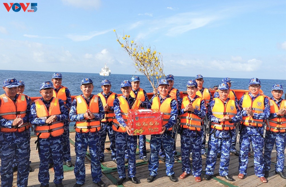 ຢ້ຽມ​ຢາມ, ມອບ​ຂອງ​ຂັວນ ແລະ ອວຍ​ພອນ​ບຸນ​ປີ​ໃໝ່​ປະ​ຈຳ​ຊາດ ບັນ​ດາ​ກຳ​ລັງ​ປະ​ຕິ​ບັດ​ໜ້າ​ທີ່​ຢູ່​ທະ​ເລ