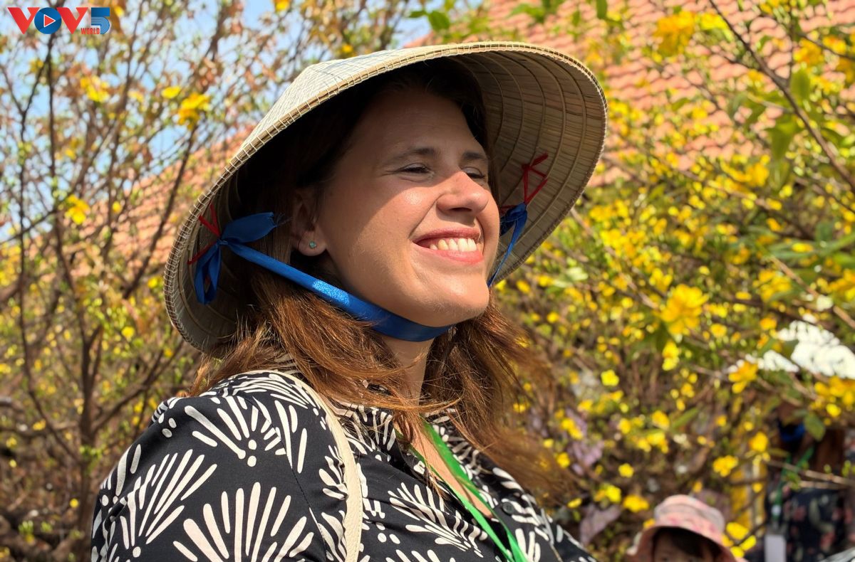 “ຄອບຄົວຄະນະທູຕານຸທູດມ່ວນຊື່ນຕ້ອນຮັບບຸນເຕັດປີມະເມຍ 2026” - ຂົວເຊື່ອມຕໍ່ວັດທະນະທຳ ຕິດພັນກັບຄະນະທູຕານຸທູດຢູ່ນະຄອນ ໂຮ່ຈີມິນ