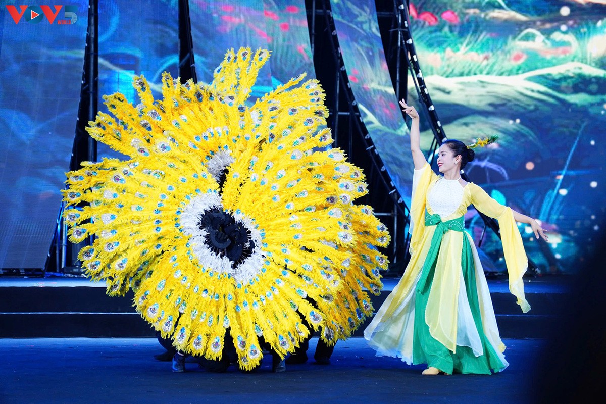 ງານ​ຕະຫຼາດ​ນັດ​ລະ​ດູ​ບານໃໝ່ 2026 ​ດຳ​ເນີນ​ຢ່າງຟົດ​ຟື້ນ​​ດ້ວຍ​ບັນ​ດາ​ລາຍ​ການ​ສະ​ແດງສິ​ລະ​ປະ​ຮັບ​ໃຊ້​ປະ​ຊາ​ຊົນ