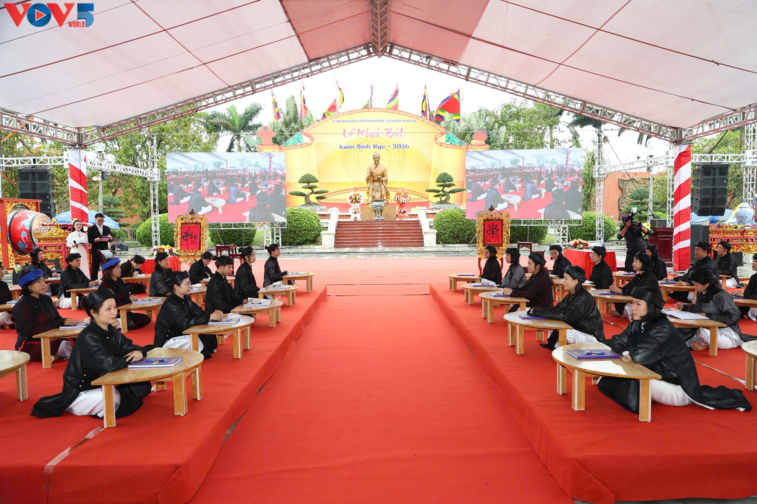 ພິທີໄຂປາກກາຂຽນຍາມຕົ້ນລະດູບານໃໝ່ຢູ່ວິຫານ ເຈິ່ນ ດຶງດູດແຂກເປັນຈຳນວນຫຼາຍ