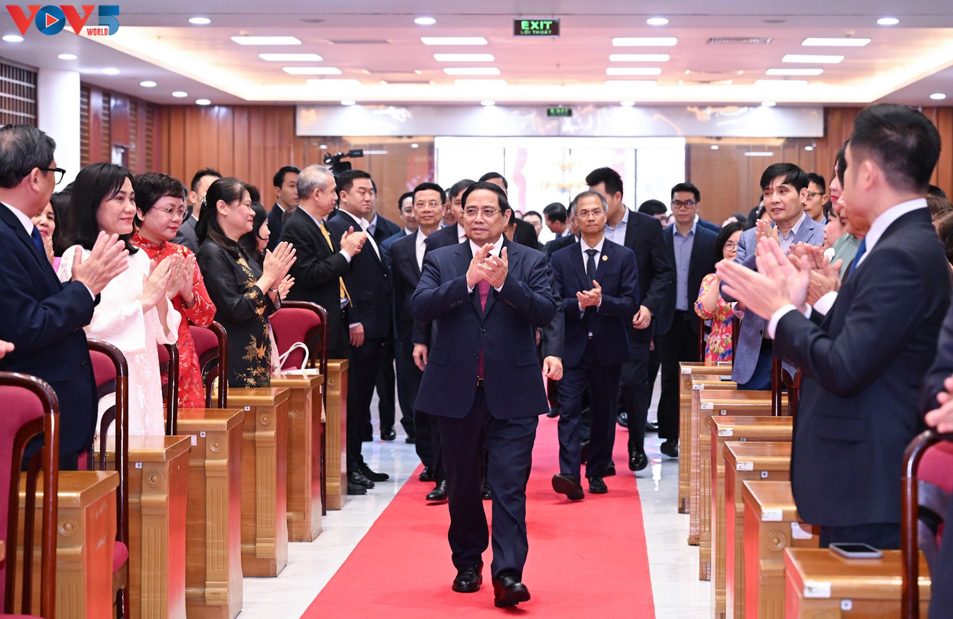 ​ນາ​ຍົກ​ລັດ​ຖະ​ມົນ​ຕີ ຟ້າມ​ມິງ​ຈິງ ຢ້ຽມ​ຢາມ, ເຮັດ​ວຽກ​ຢູ່​ສະ​ຖາ​ບັນ​ບັນ​ດິດ​ວິ​ທະ​ຍ​າ​ສາດ - ສັງ​ຄົມ ຫວຽດ​ນາມ