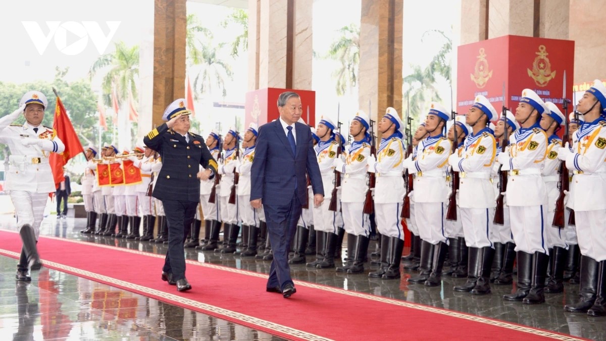 ເຫຼົ່າທັບເຮືອຮັບນາມມະຍົດນັກວິລະຊົນກຳລັງປະກອບອາວຸດປະຊາຊົນ