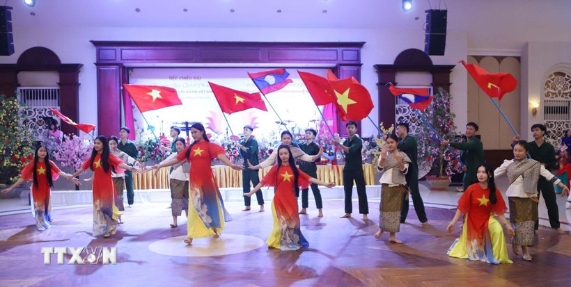 ສ້າງ​ຕັ້ງ​ສະ​ໂມ​ສອນ​ເສື້ອ​ຍາວ ຫວຽດ​ນາມ ຢູ່ ລາວ