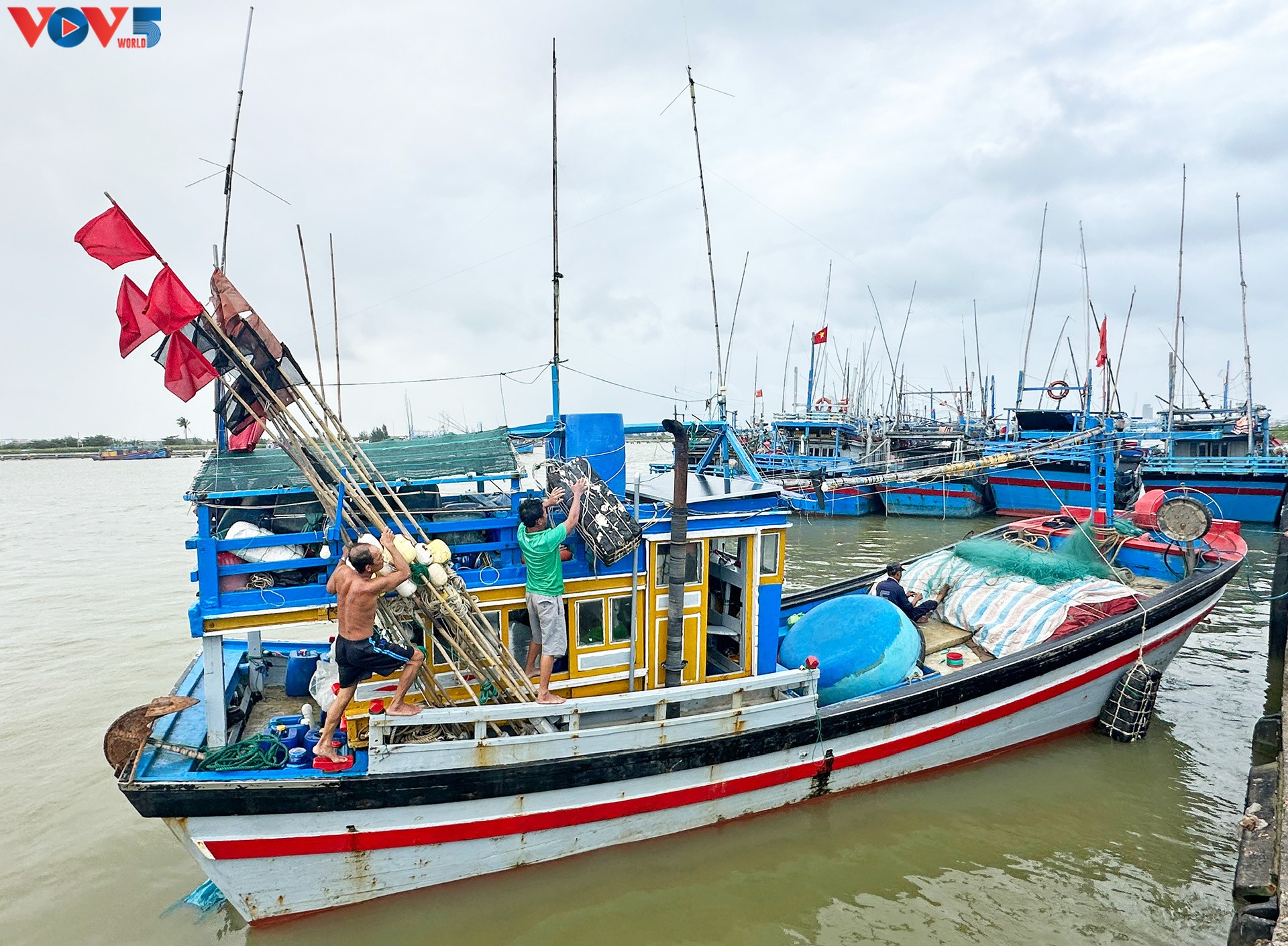 ດັກ​ຫຼັກ ຕັດ​ສິນ​ໃຈ​ພ້ອມ​ກັບ​ທົ່ວ​ປະ​ເທດ​ຍົກ​ເລີ​ກ​ “ບັດ​ເຫຼືອງ” IUU