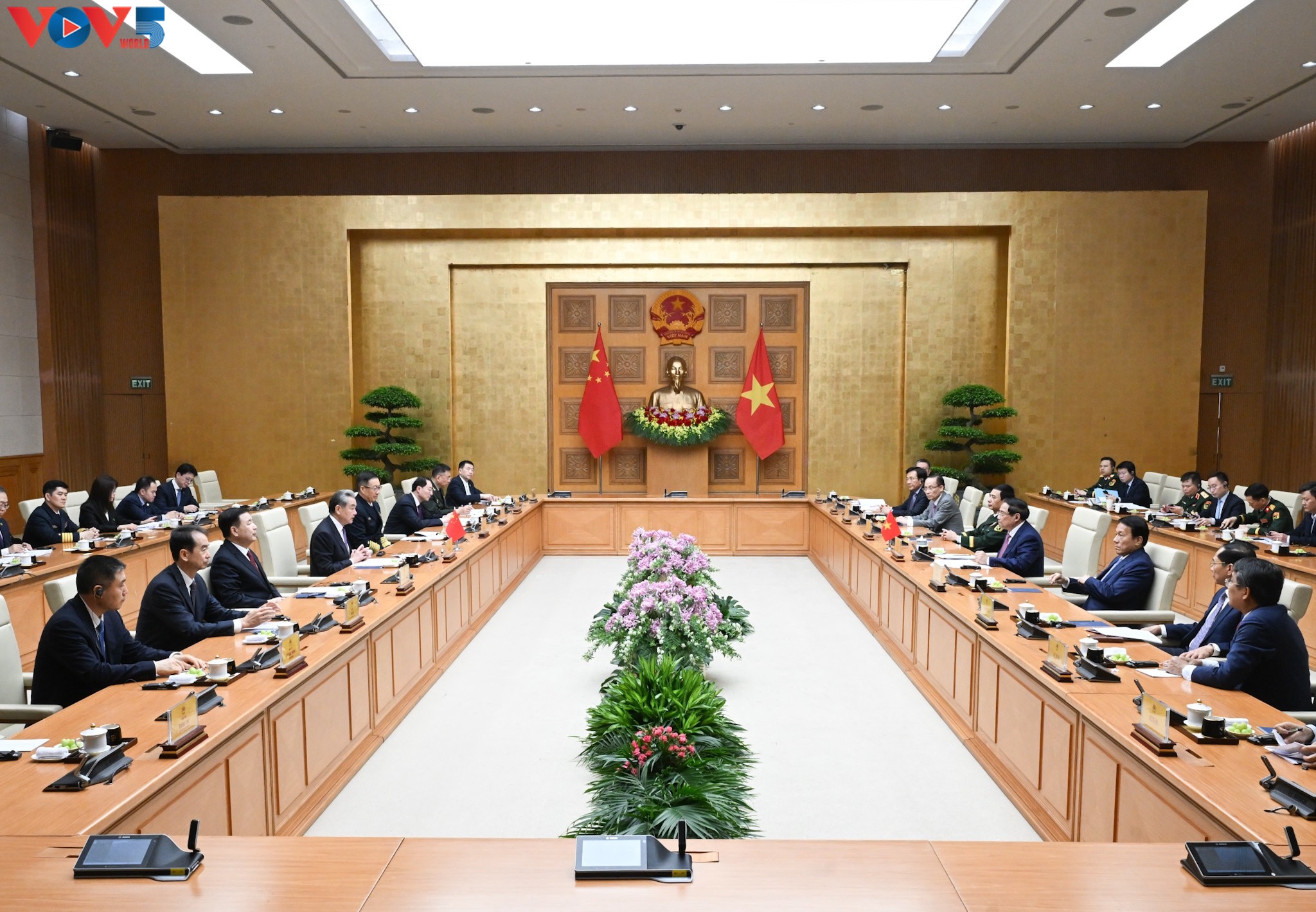 ທ່ານ​ນາ​ຍົກ​ລັດ​ຖະ​ມົນ​ຕີ ຟ້າມ​ມິງ​ຈິງ: ບໍ​ລິ​ຫານ​ລາ​ຄາ​ນ້ຳ​ມັນ​ຕາມ​ທິດ​ຜົນ​ປະ​ໂຫຍດທີ່ກົມ​ກຽວ​ລະ​ຫວ່າງ​ ​ລັດ, ປະ​ຊາ​ຊົນ ແລະ ວິ​ສາ​ຫະ​ກິດ