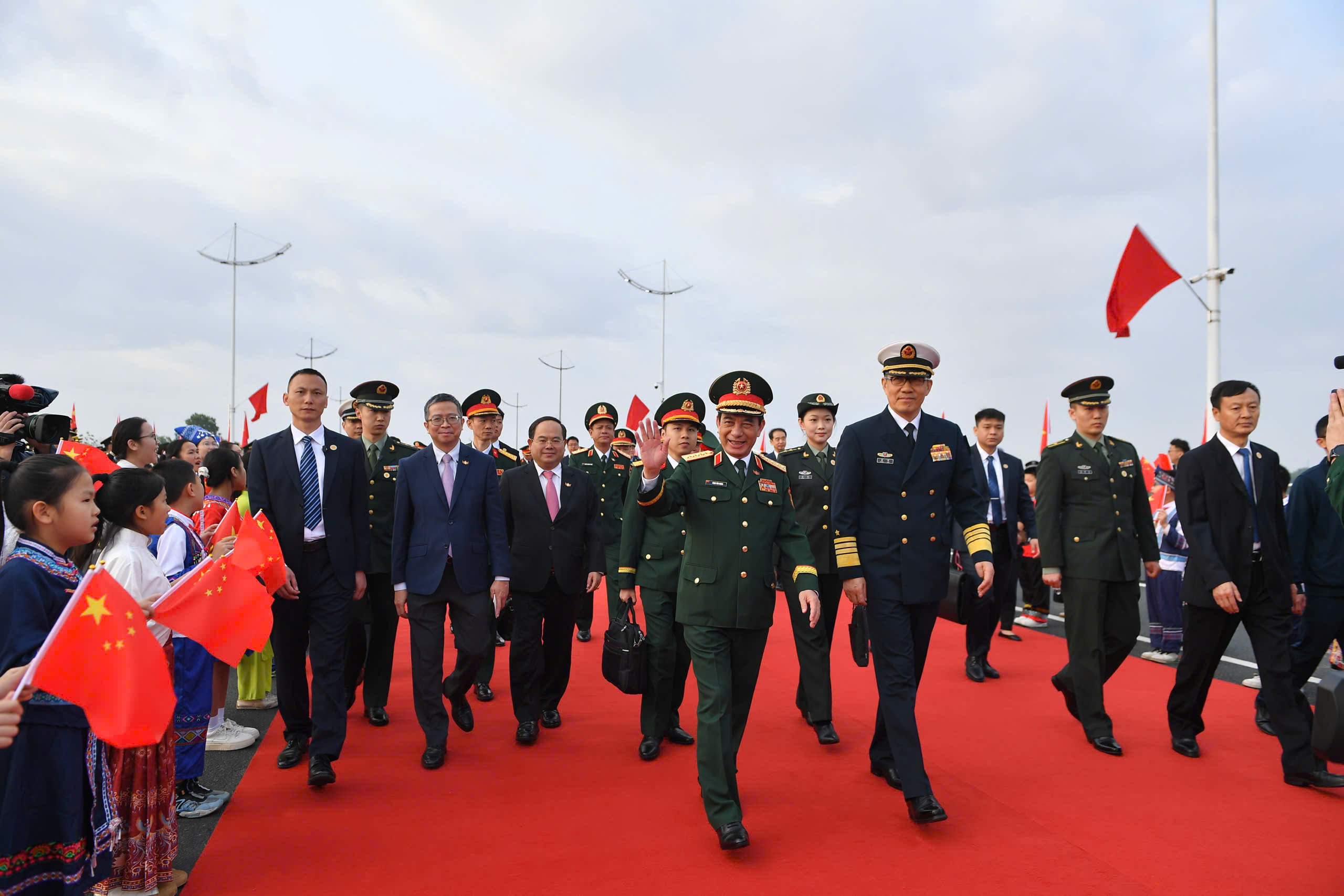 ຈັດການເຄື່ອນໄຫວທີ່ມີຄວາມໝາຍຫຼາຍຢ່າງ ເພື່ອຮັດແໜ້ນການພົວພັນ ຫວຽດນາມ - ຈີນ ຢູ່ເຂດຊາຍແດນ