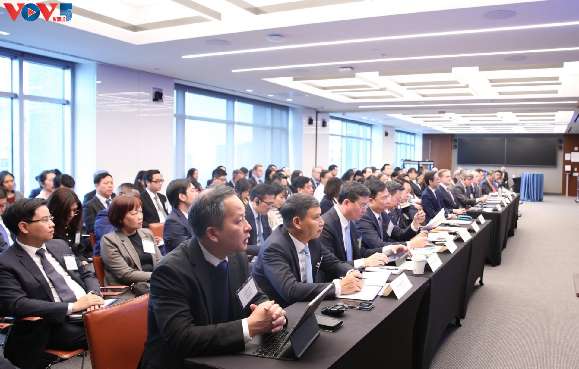 ຫວຽດ​ນາມ ໃຫ້​ຄຳ​ໝັ້ນ​ສັນ​ຍາ​ສ້າງ​ເງື່ອນ​ໄຂ​ສະ​ດວກ​ທີ່​ສຸດ​ໃຫ້​ແກ່​ນັກ​ລົງ​ທຶນ​ຢູ່​ສູນ​ການ​ເງິນ​ສາ​ກົນ