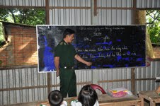 Klasse mit Herz. Wie Grenzsoldaten auf der Hon Chuoi-Insel Kinder unterrichten