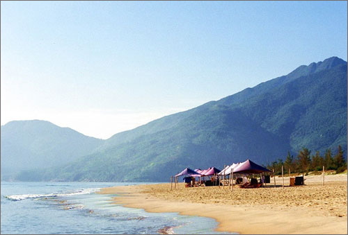 Hissen der Nationalflagge auf der Spratly-Inselgruppe