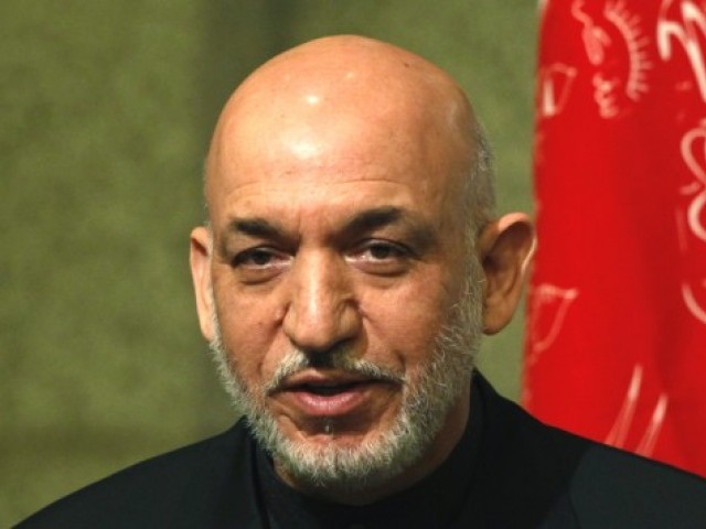 Afghanistans Präsident Hamid Karzai unterzeichnet das Gesetz zur Reformierung der Wahl