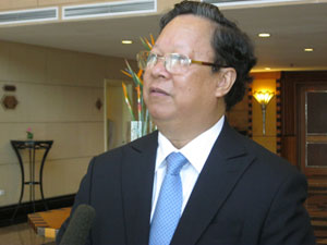 Professor William Walmsley Hall erhält den Titel „Für Frieden und Freundschaft der Völker“