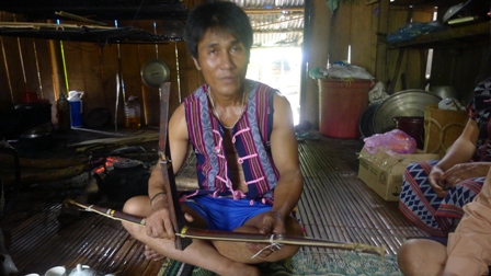 Kunst bei der Herstellung des Bogens und -schießens der Co Tu