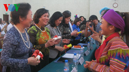 Vizestaatspräsidentin Nguyen Thi Doan spricht mit Kindern