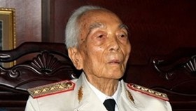 KPV-Generalsekretär Nguyen Phu Trong gratuliert General Vo Nguyen Giap zu seinem Geburtstag