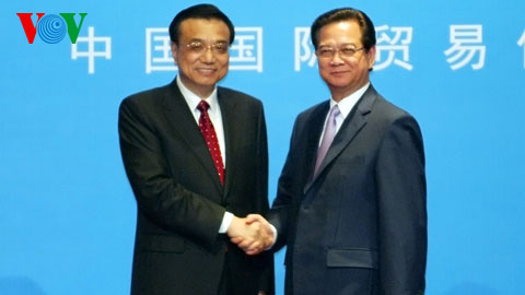 Chinas Premierminister Li Keqiang spricht mit Studenten in Hanoi