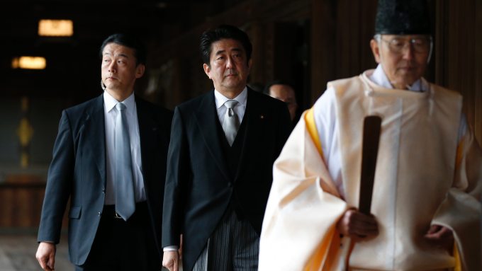 Japans Premierminister Shinzo Abe besucht Yasukuni-Schrein