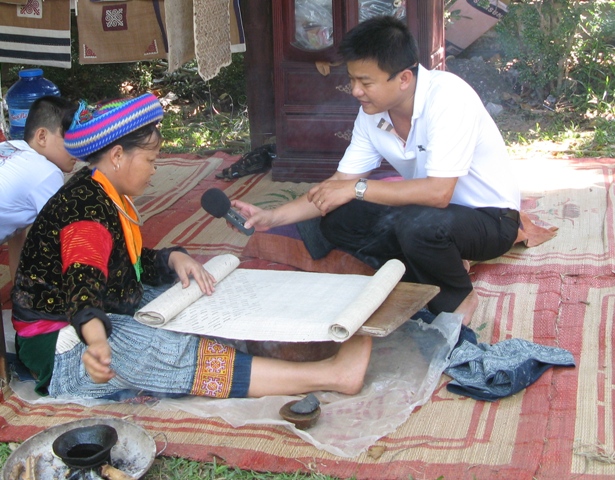 Zwei Journalisten der Stimme Vietnam üben ihre Tätigkeit auf dem Ostmeer aus