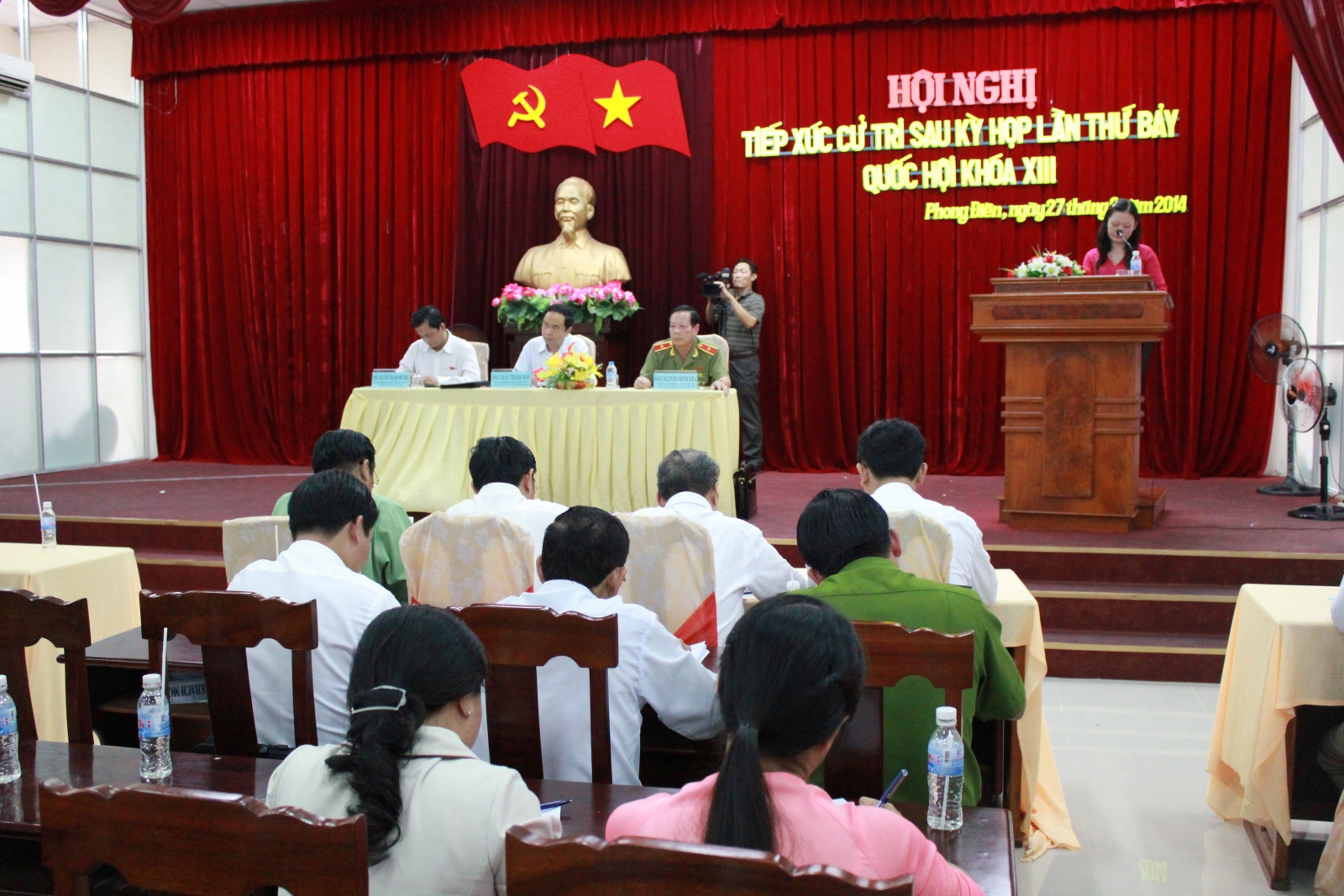 Abgeordnete informieren Bürger über wichtige Ereignisse des Landes