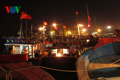 Unterstützung der Fischer beim Fischfang auf dem Meer
