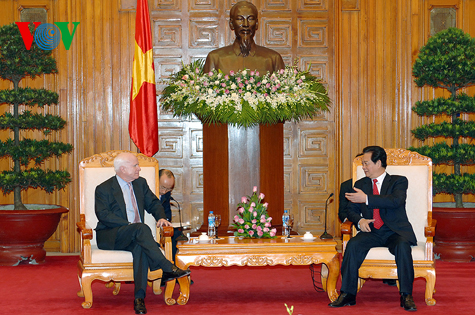 Premierminister Nguyen Tan Dung trifft US-Senatoren