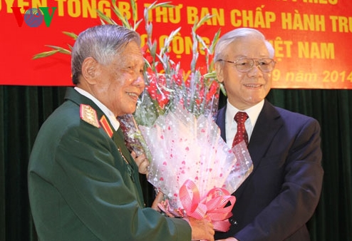 Ehemaliger KPV-Generalsekretär Le Kha Phieu für 65-jährige Parteimitgliedschaft ausgezeichnet