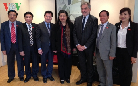 Vizeparlamentspräsidentin Tong Thi Phong besucht die französische Provinz Val-de-Marne