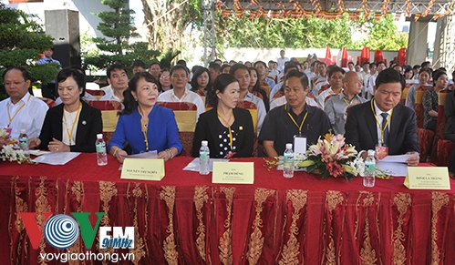 Gebetszeremonie für Verkehrsopfer: Friedliches Leben in der Hölle, Wohlstand auf der Erde