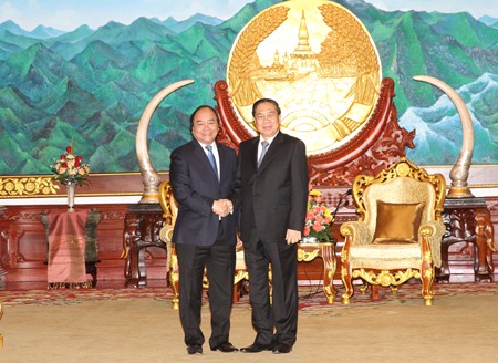 Vizepremierminister Nguyen Xuan Phuc trifft LRVP-Generalsekretär Choummaly Sayasone