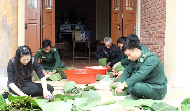 Kinder und Enkelkinder von General Vo Nguyen Giap zünden Räucherstäbchen an dessen Grab an
