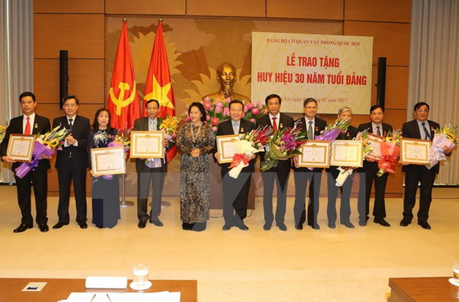 Parlamentspräsidentin zeichnet Mitglieder des Parlamentsbüros für 30-jährige Parteizugehörigkeit aus